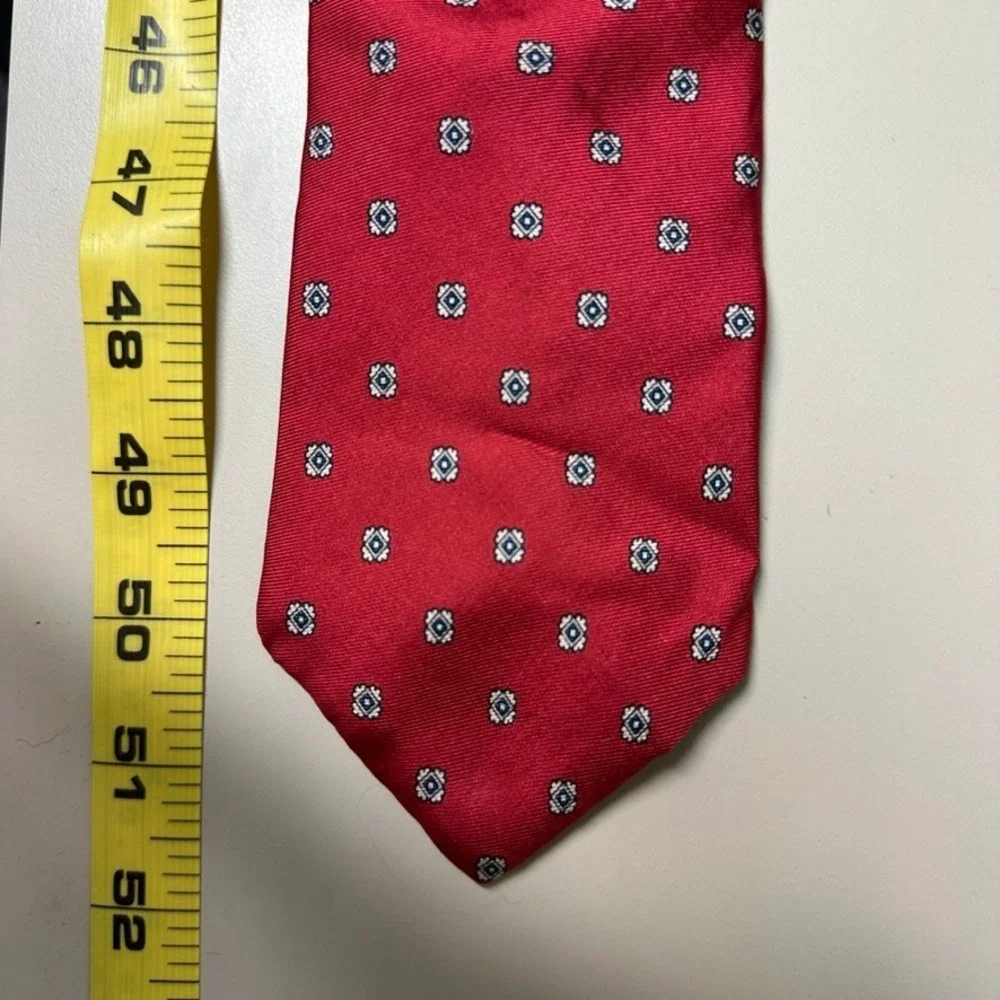 Austin Reed Regent Street London Mens Red Medallion Geometric Silk Necktie Tie